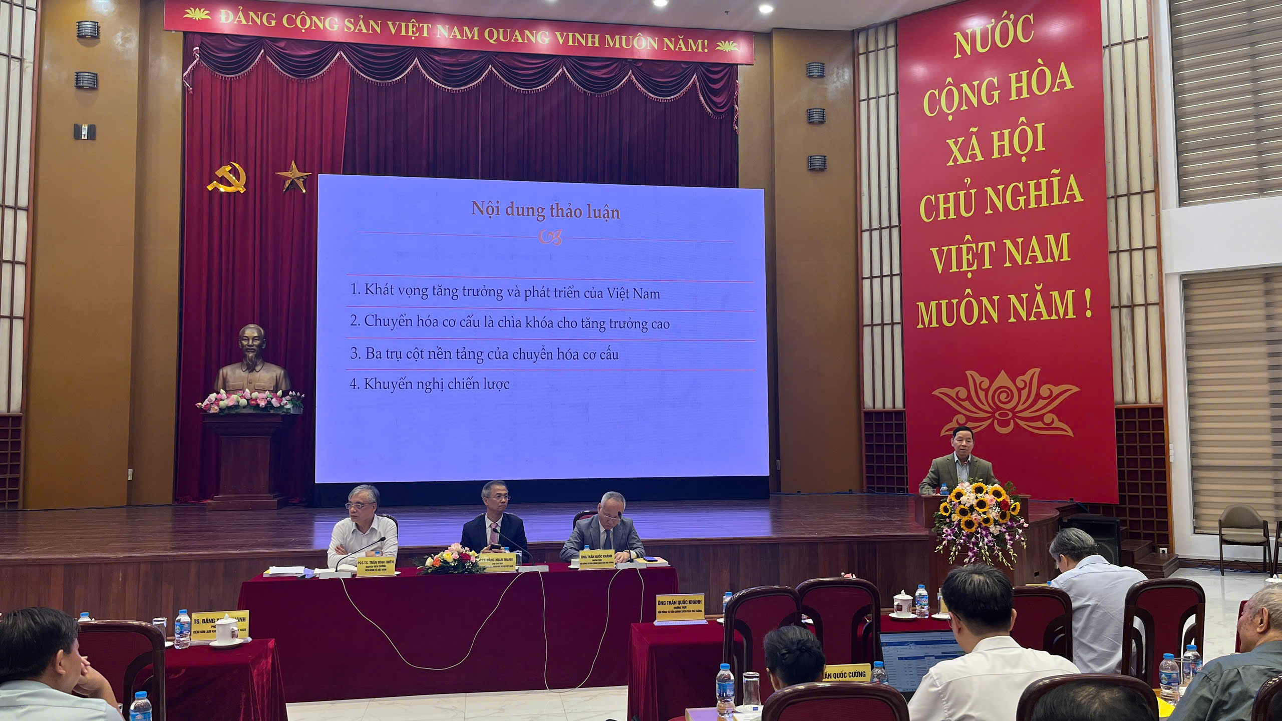 Các diễn giả trình bày tại Hội thảo khoa học quốc gia “Giải pháp đột phá tăng trưởng kinh tế hai con số trong kỷ nguyên mới”. 