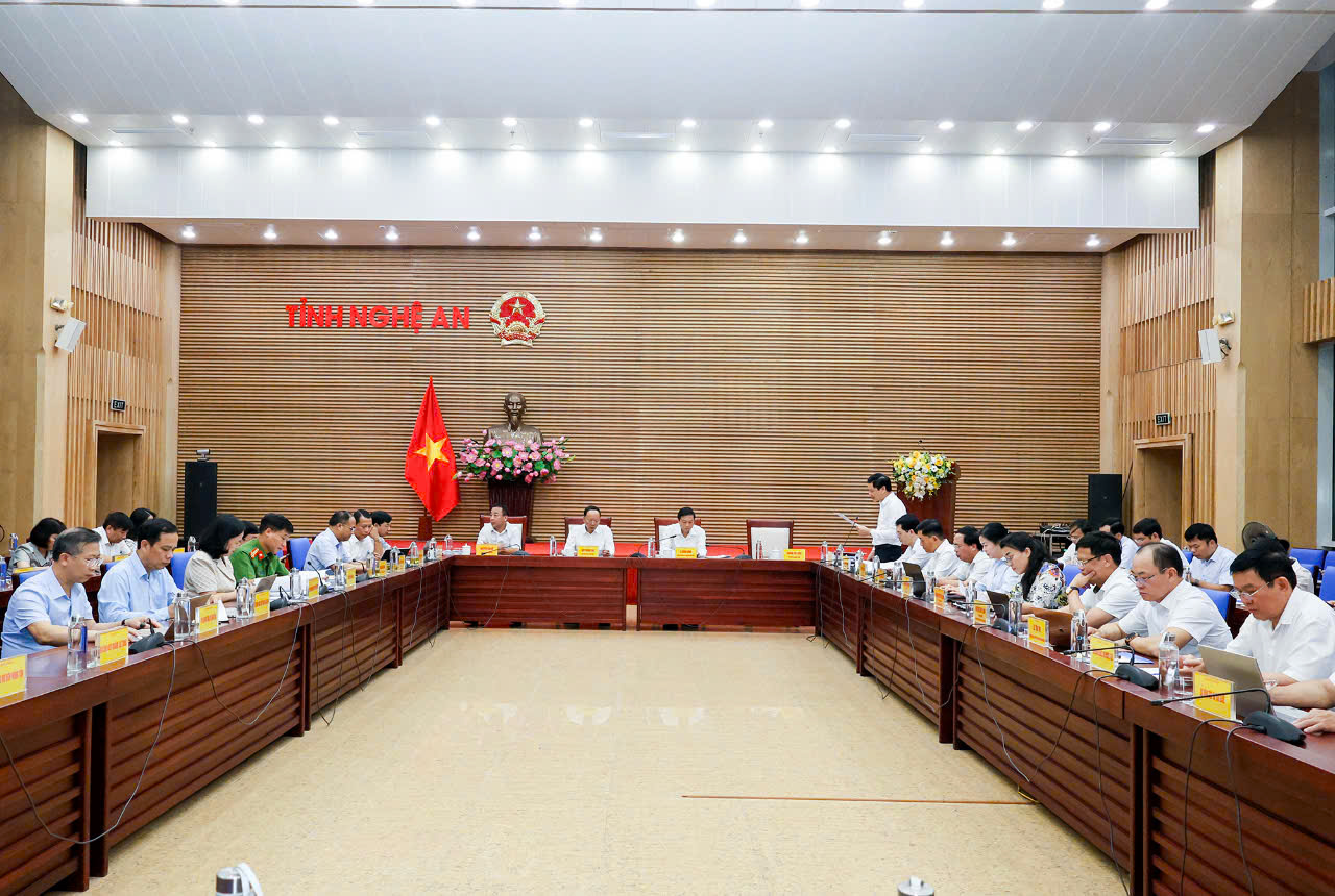 Quang cảnh phi&ecirc;n họp thường kỳ UBND tỉnh Nghệ An