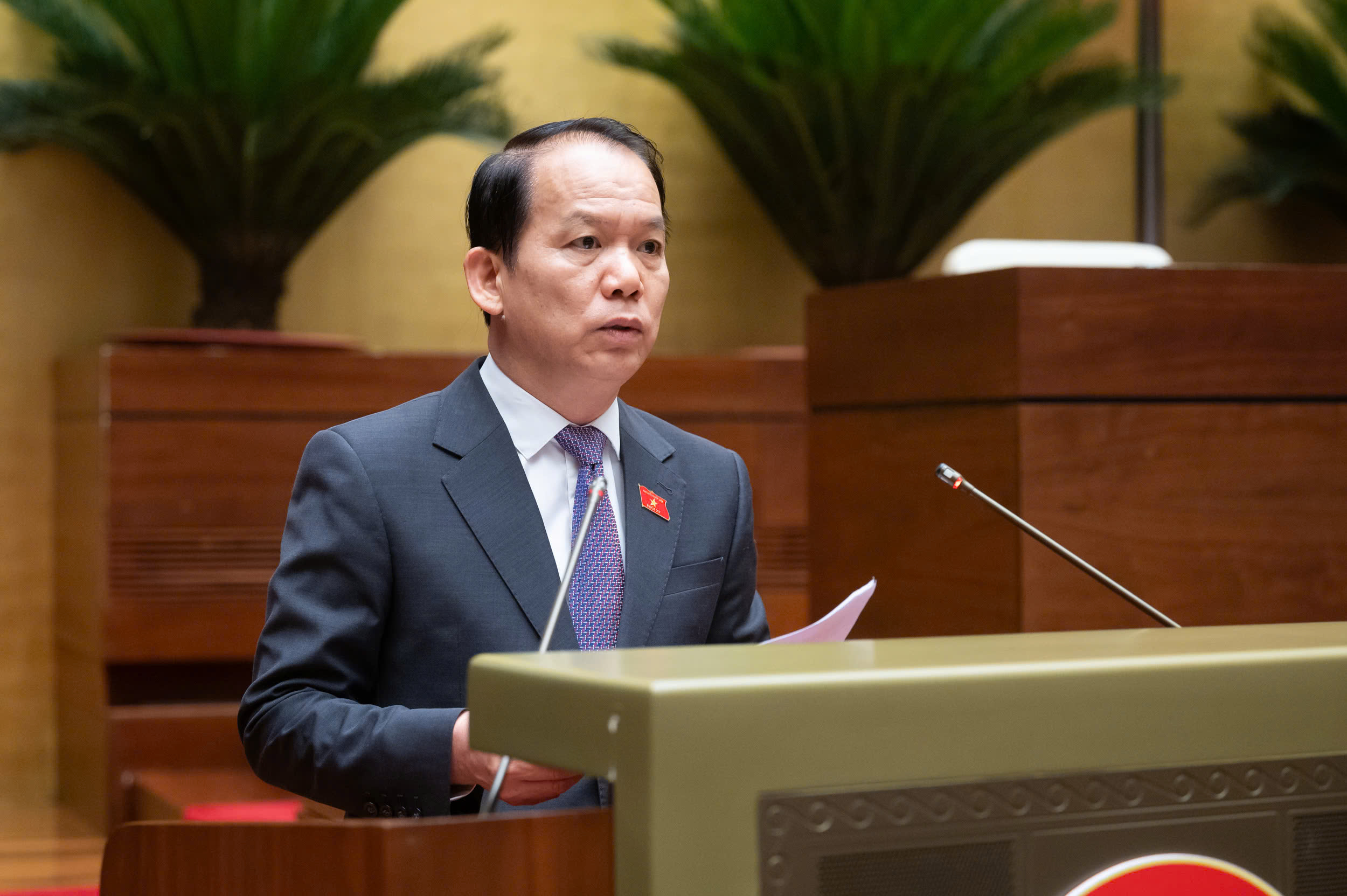 Chủ nhiệm Ủy ban Ph&aacute;p luật v&agrave; Tư ph&aacute;p Ho&agrave;ng Thanh T&ugrave;ng tr&igrave;nh b&agrave;y B&aacute;o c&aacute;o thẩm tra&nbsp;dự &aacute;n Luật Tổ chức ch&iacute;nh quyền địa phương (sửa đổi). Ảnh: Quochoi.vn