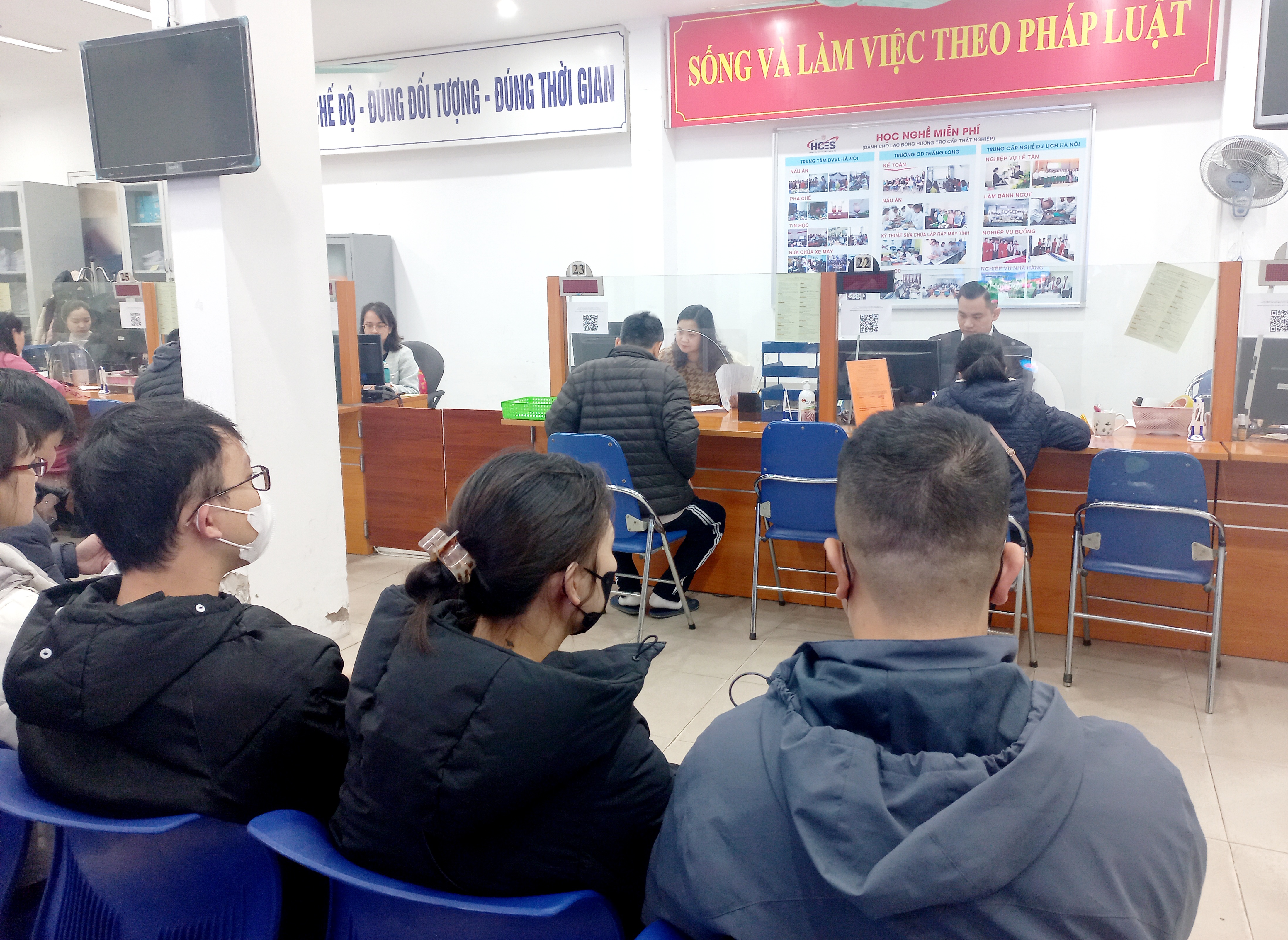 Người lao động làm thủ tục hưởng bảo hiểm thất nghiệp. Ảnh: Thu Hằng.