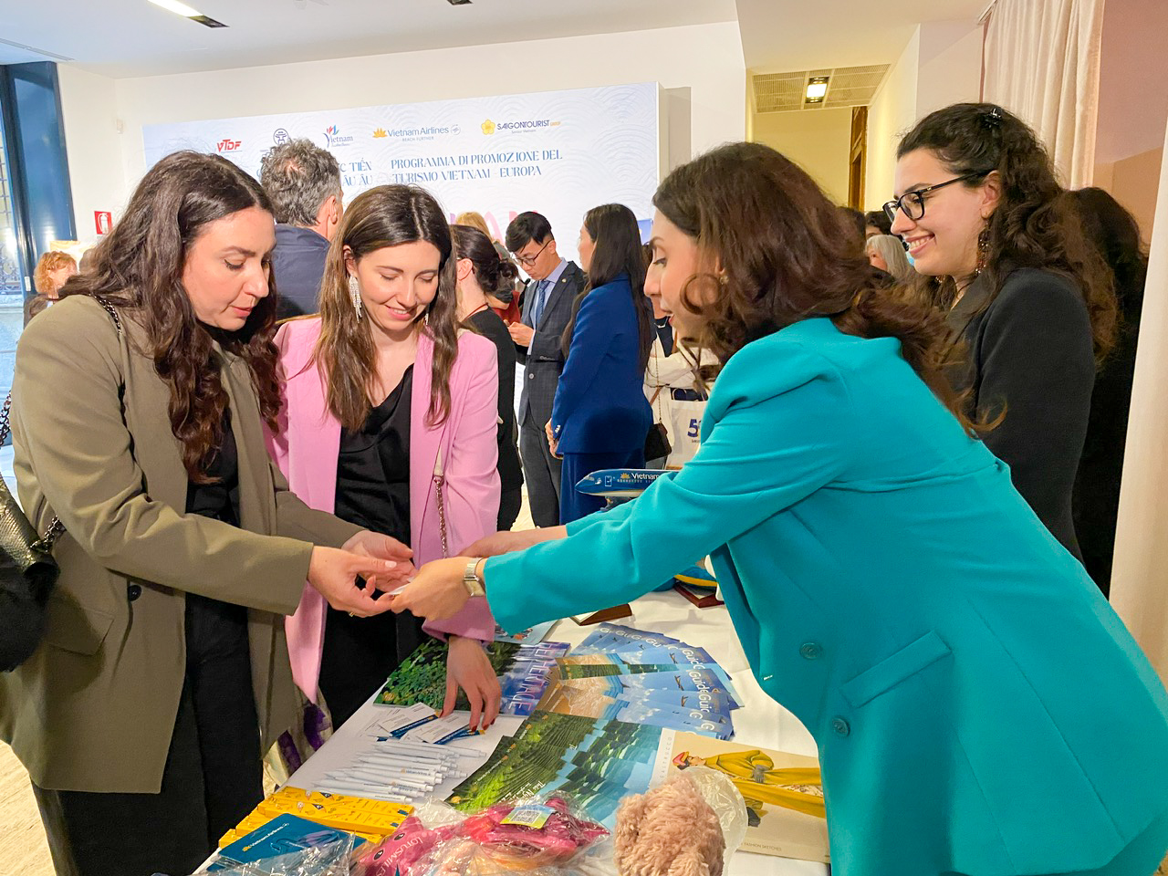 Sự kiện x&uacute;c tiến du lịch lần n&agrave;y c&ugrave;ng với việc khai trương đường bay thẳng H&agrave; Nội - Milan g&oacute;p phần thắt chặt quan hệ hữu nghị, hợp t&aacute;c kinh tế - văn h&oacute;a giữa Việt Nam v&agrave; Italy.