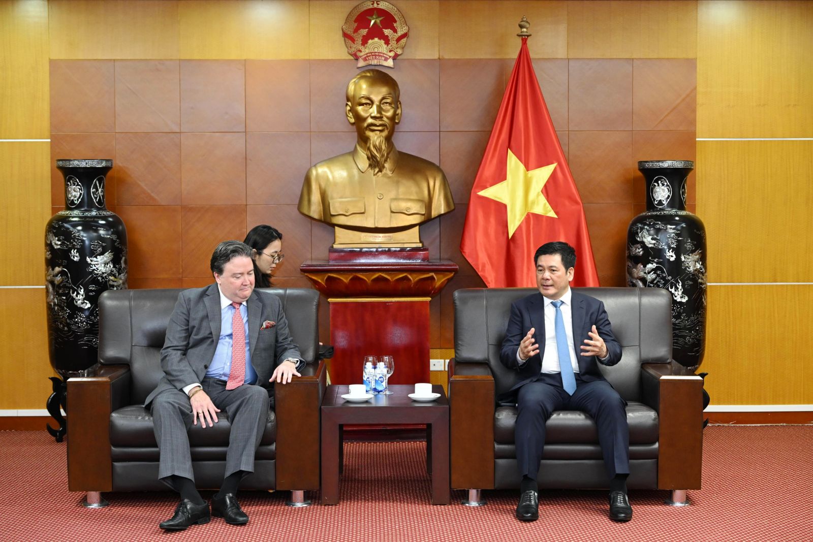 Bộ trưởng Bộ Công Thương Nguyễn Hồng Diên làm việc với ông Marc E. Knapper, Đại sứ đặc mệnh toàn quyền Hợp chúng quốc Hoa Kỳ tại Việt Nam. 