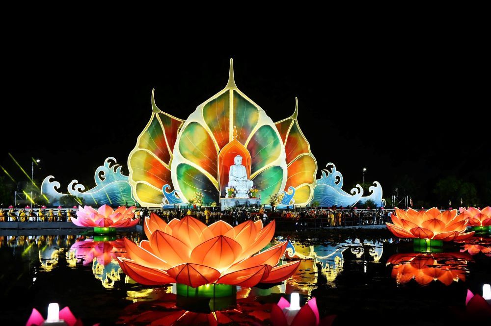 Lễ cầu nguyện quốc thái dân an và hòa bình cho thế giới trong khuôn khổ Đại lễ Vesak 2025. Ảnh Chu Khôi.