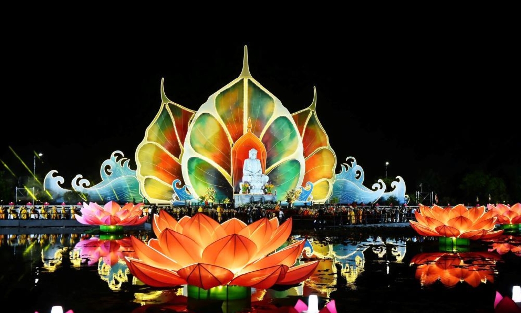 Lễ cầu nguyện quốc thái dân an và hòa bình cho thế giới trong khuôn khổ Đại lễ Vesak 2025. Ảnh Chu Khôi.
