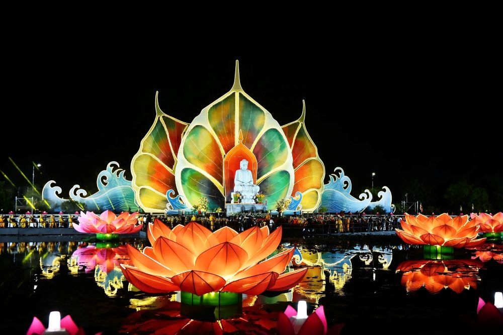 Lễ cầu nguyện quốc thái dân an và hòa bình cho thế giới trong khuôn khổ Đại lễ Vesak 2025. Ảnh Chu Khôi.