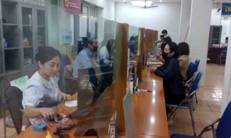 Giải quyết thủ tục hưởng chế độ bảo hiểm thất nghiệp cho người lao động. Ảnh: Thu Hằng.