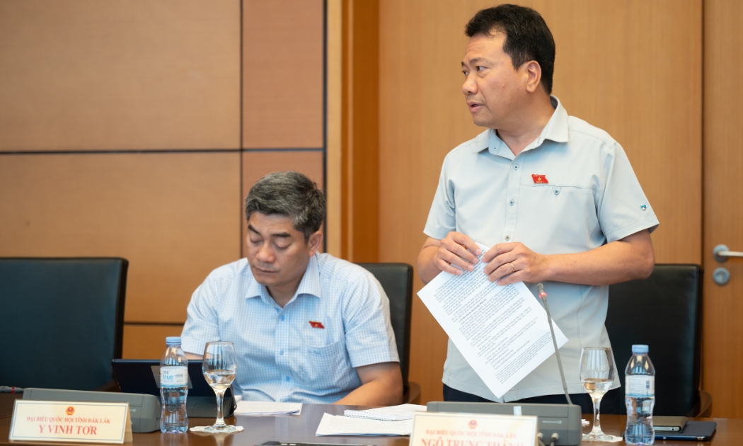 Đại biểu Ngô Trung Thành, đoàn Đắk Lắk phát biểu tại tổ chiều 8/5.