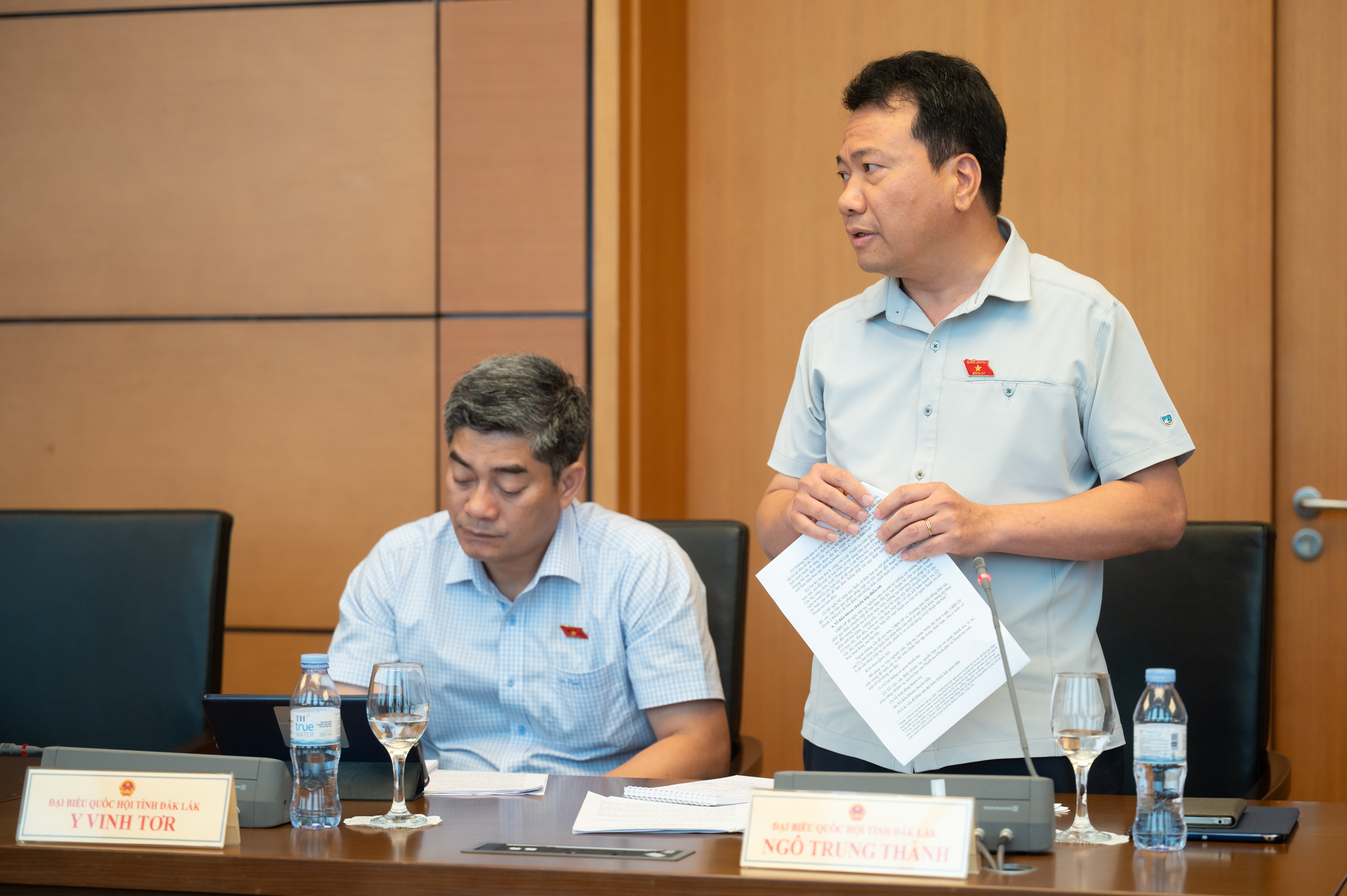 Đại biểu Ngô Trung Thành, đoàn Đắk Lắk phát biểu tại tổ chiều 8/5.