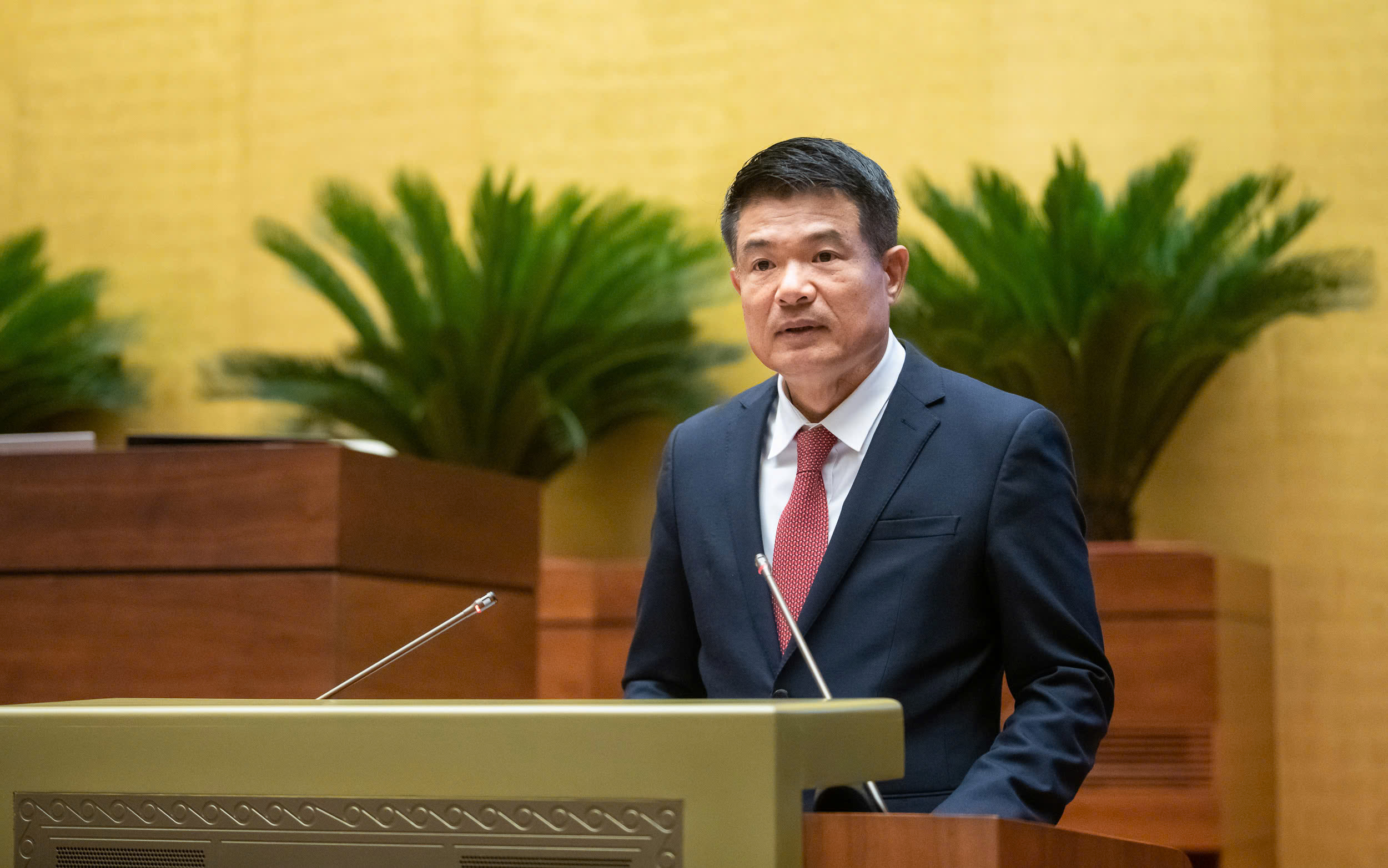 Viện trưởng Viện kiểm sát nhân dân tối cao Nguyễn Huy Tiến trình bày Tờ trình. Ảnh: Quochoi.vn