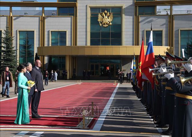 Đội trưởng Đội danh dự ch&agrave;o mừng v&agrave; b&aacute;o c&aacute;o Tổng B&iacute; thư T&ocirc; L&acirc;m. Qu&acirc;n nhạc cử Quốc thiều Việt Nam v&agrave; Quốc thiều Li&ecirc;n bang Nga - Ảnh: TTXVN
