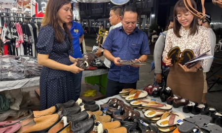 Ban Tổ chức tham quan gian hàng da giầy tại Hội chợ ẩm thực và mua sắm hàng Việt Nam, quảng trường Khánh Hội quận 4.