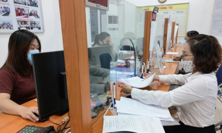 Lao động làm thủ tục hưởng chế độ bảo hiểm thất nghiệp. Ảnh: Nhật Dương.