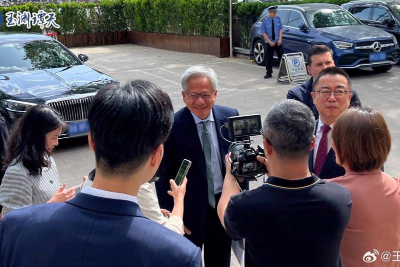 &Ocirc;ng Jensen Huang, CEO Nvidia, trong chuyến thăm Trung Quốc - Ảnh: South Morning China.