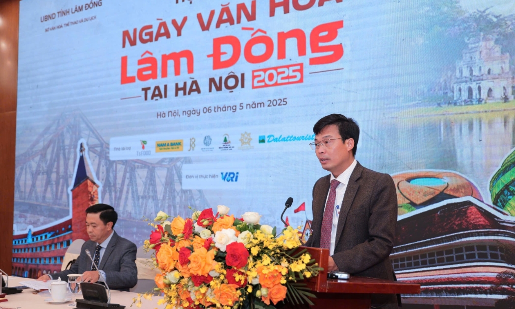 Ông Đinh Văn Tuấn, Phó Chủ tịch UBND tỉnh Lâm Đồng, Trưởng Ban Tổ chức “Ngày Văn hóa Lâm Đồng tại Hà Nội - năm 2025” phát biểu tại buổi họp báo.