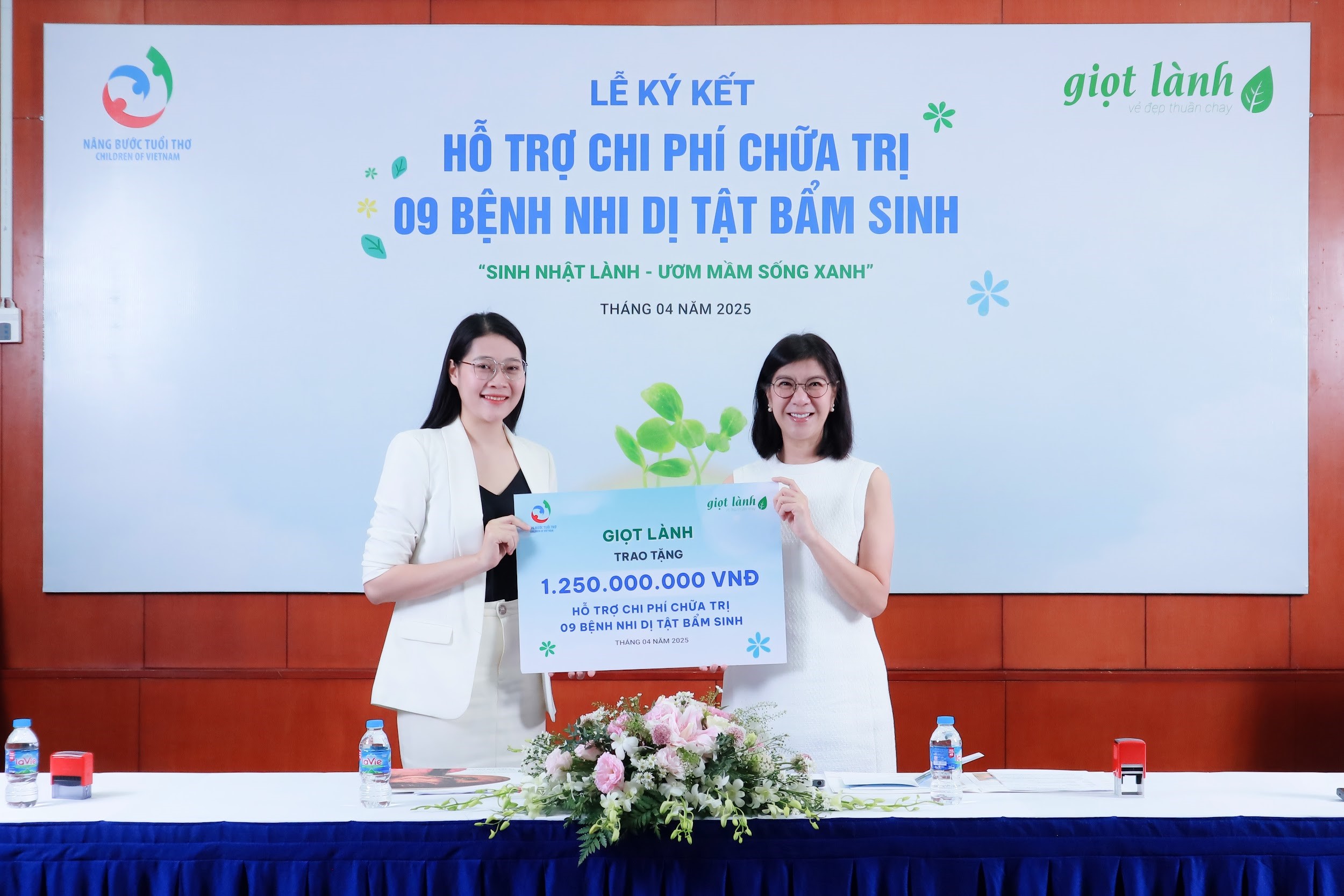 Đại diện lãnh đạo hai bên tại buổi ký kết.