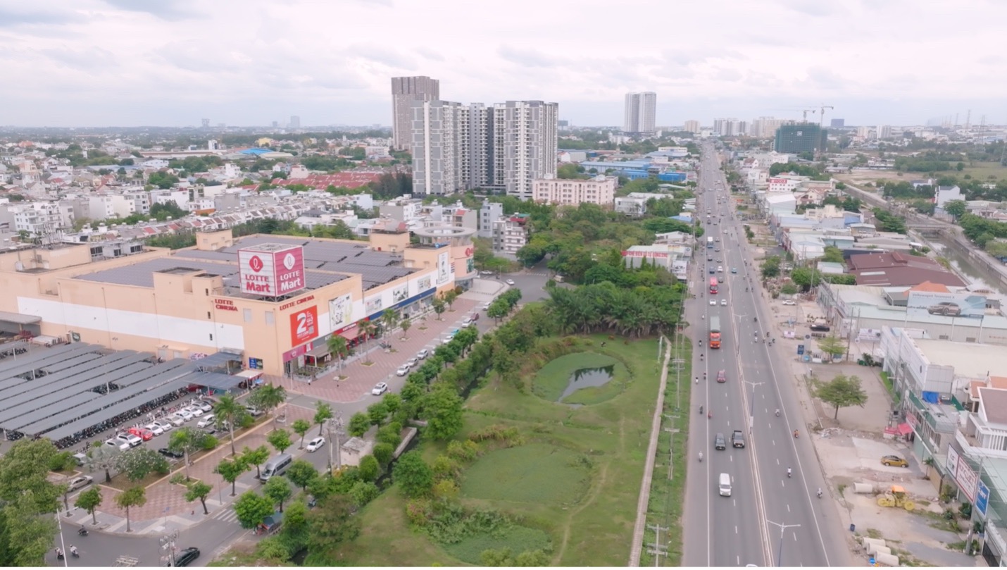 Dọc Quốc lộ 13 đoạn qua trung t&acirc;m Đ&ocirc;ng Bắc TP. HCM hội tụ loạt thương hiệu dịch vụ quốc tế.