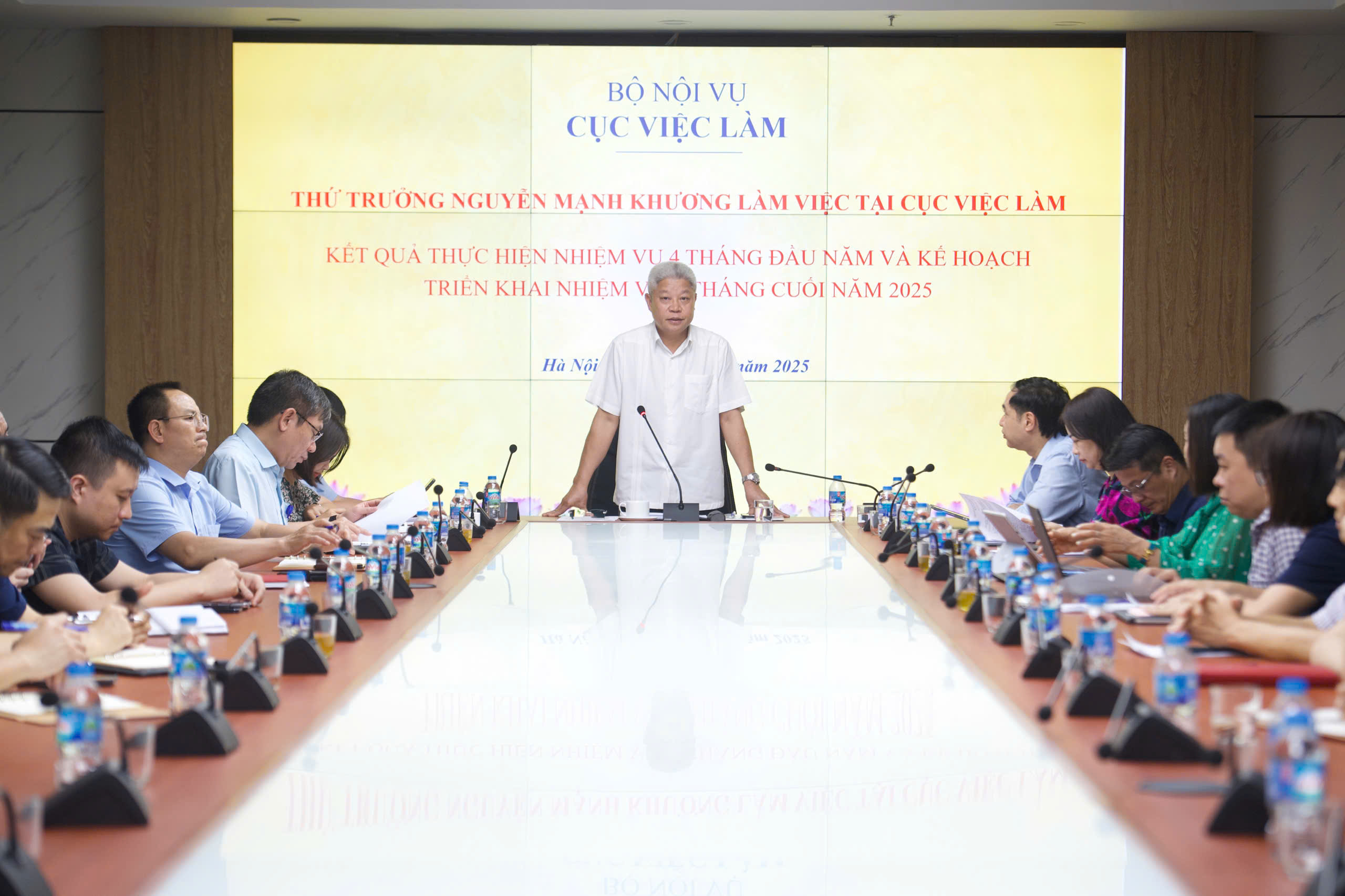 Thứ trưởng Bộ Nội vụ Nguyễn Mạnh Khương chủ trì cuộc làm việc với Cục Việc làm, chiều 9/5. Ảnh: Gia Đoàn.