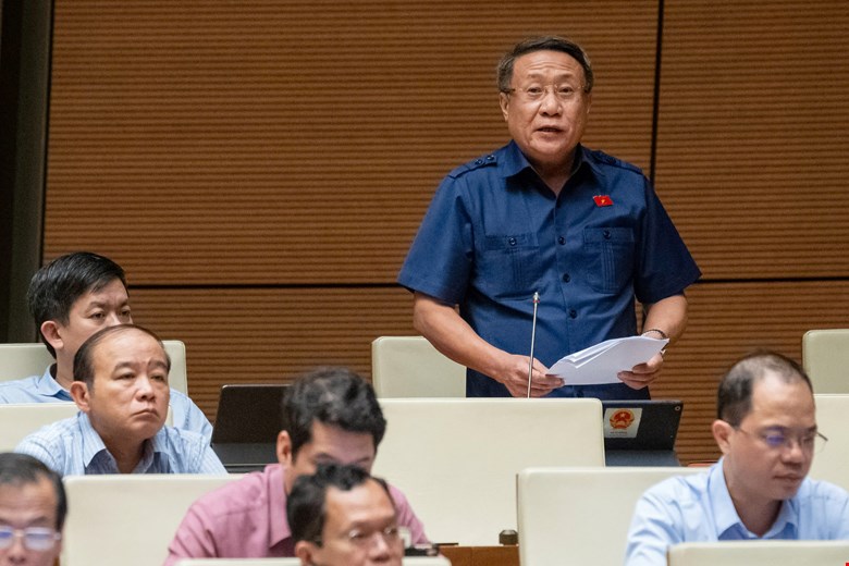 Đại biểu H&agrave; Sỹ Đồng, đo&agrave;n Quảng Trị.