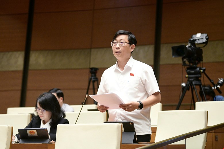 Đại biểuNguyễn Hữu Th&ocirc;ng, đo&agrave;n B&igrave;nh Thuận.