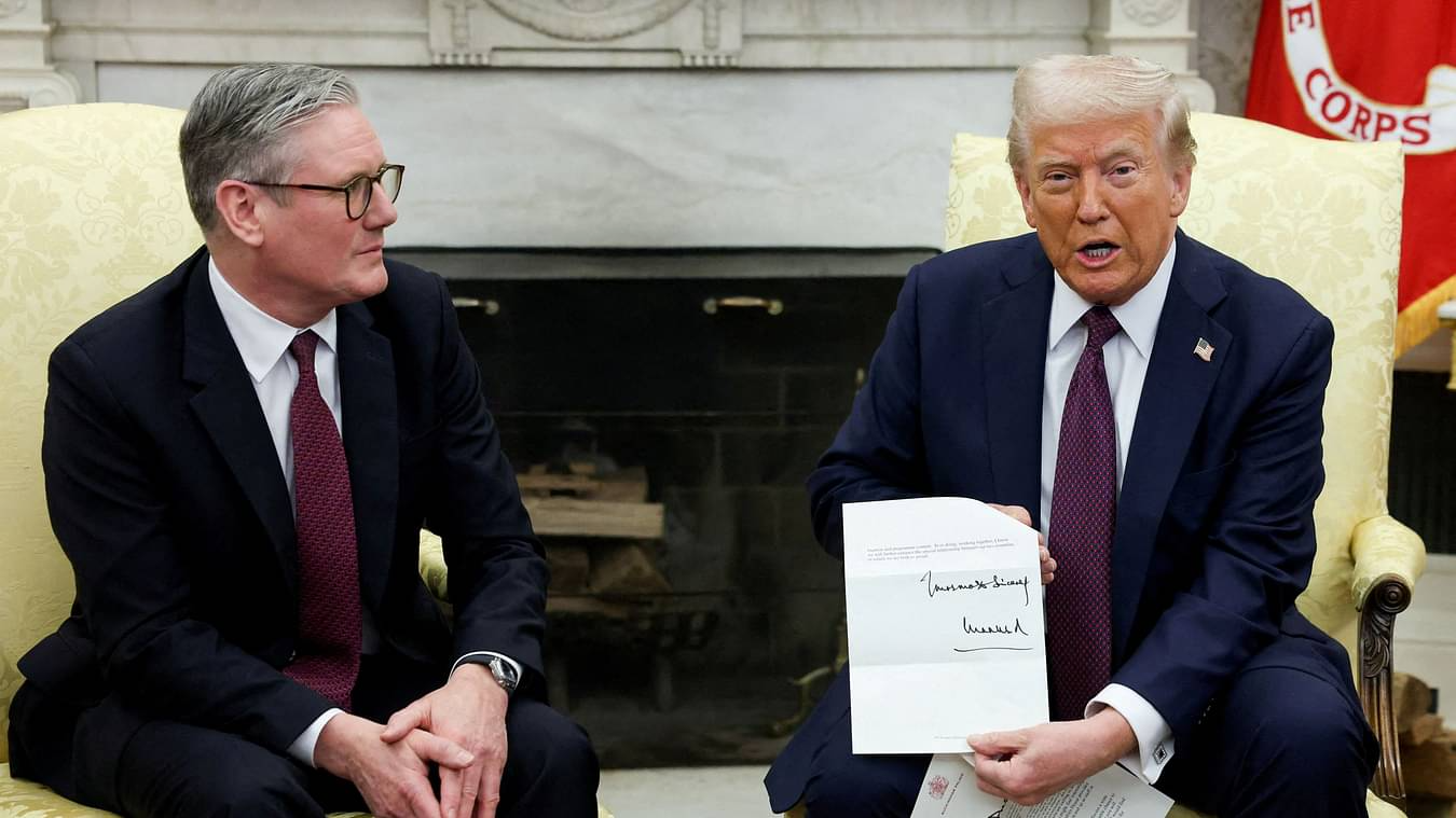 Tổng thống Mỹ Donald Trump và Thủ tướng Anh Keir Starmer - Ảnh: Reuters