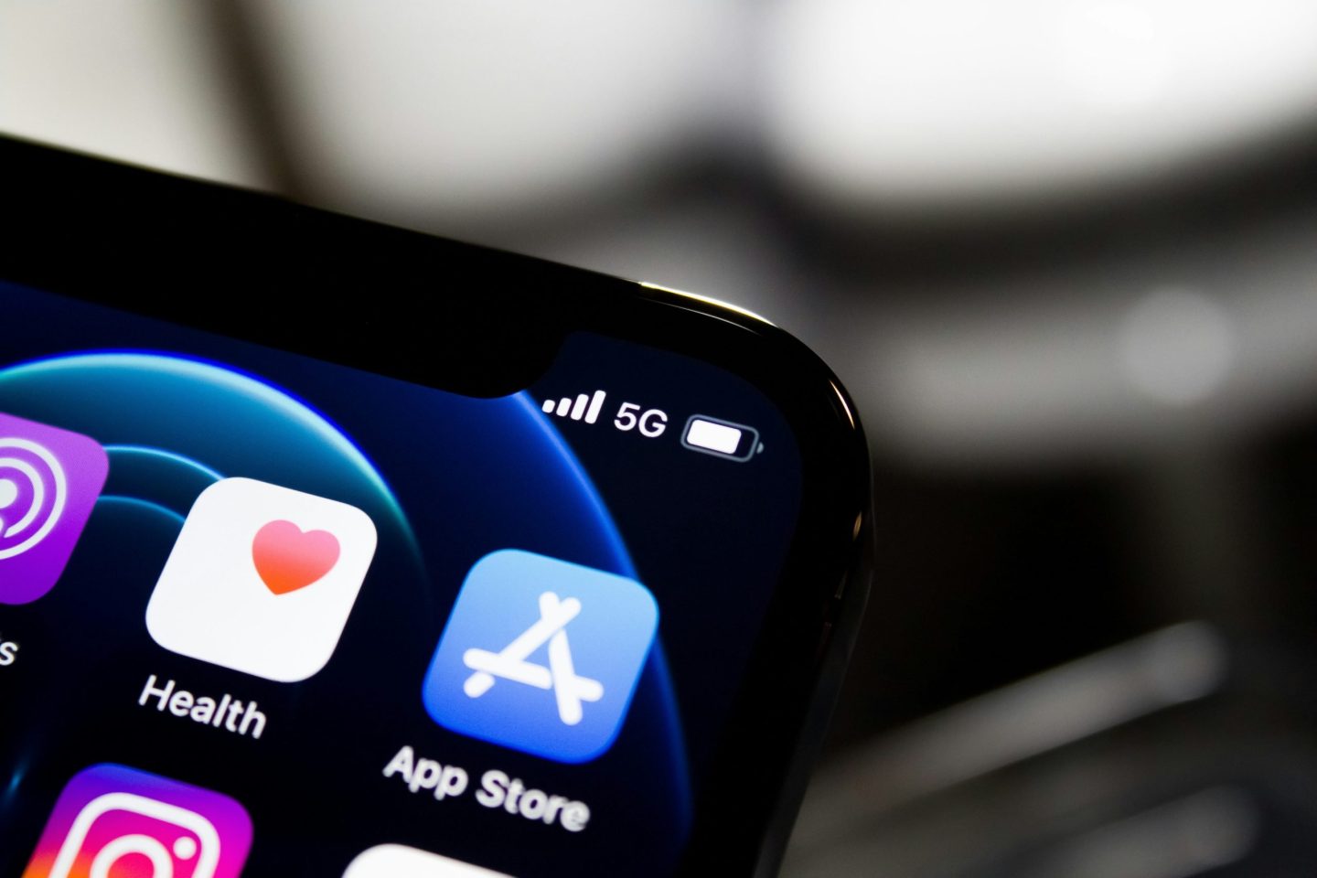 Apple bị cáo buộc “duy trì nguồn thu hàng tỷ USD công khai và thách thức chỉ thị của tòa”.