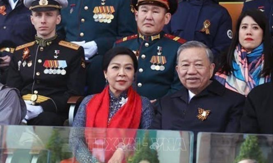 Tổng Bí thư Tô Lâm và Phu nhân dự Lễ duyệt binh Kỷ niệm 80 năm Ngày Chiến thắng trong Chiến tranh Vệ quốc vĩ đại - Ảnh: TTXVN