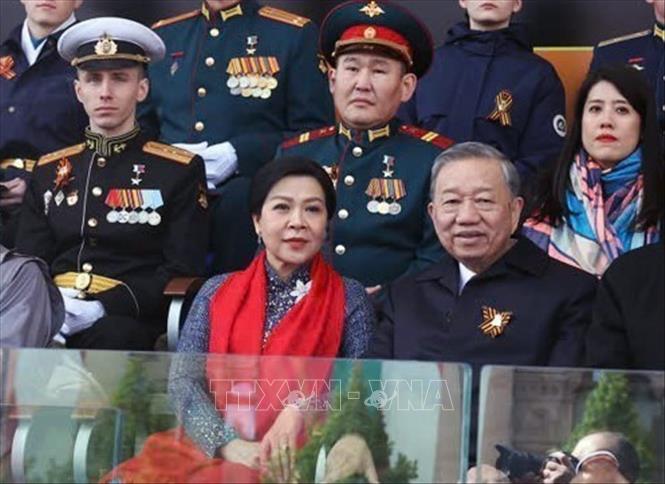 Tổng Bí thư Tô Lâm và Phu nhân dự Lễ duyệt binh Kỷ niệm 80 năm Ngày Chiến thắng trong Chiến tranh Vệ quốc vĩ đại - Ảnh: TTXVN