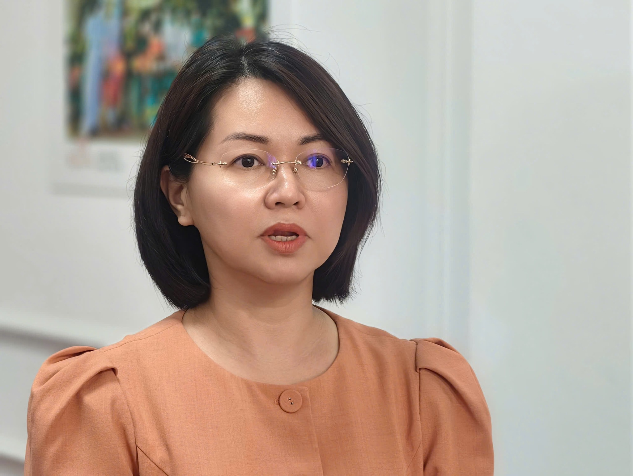 B&agrave; Trần Việt Nga, Cục trưởng Cục An to&agrave;n thực phẩm (Bộ Y tế) trao đổi về giải ph&aacute;p ngăn chặn thực phẩm giả. Ảnh: Phương Thảo.