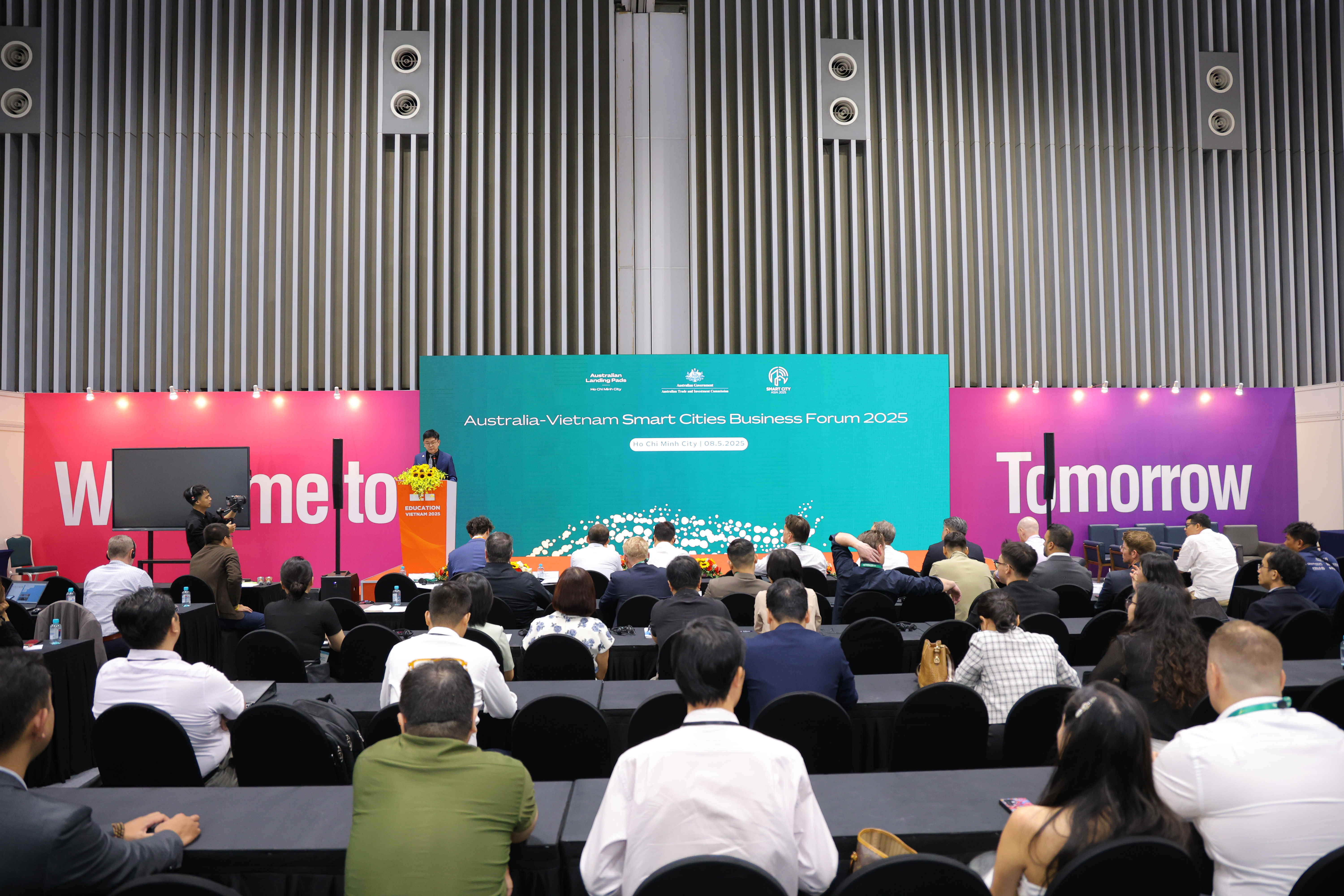 Mr. Jonathan Saw, Trade and Investment Commissioner to Vietnam at Austrade speaks at the forum.