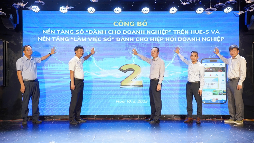 C&aacute;c đại biểu ấn n&uacute;t c&ocirc;ng bố nền tảng số d&agrave;nh cho doanh nghiệp tr&ecirc;n Huế-S