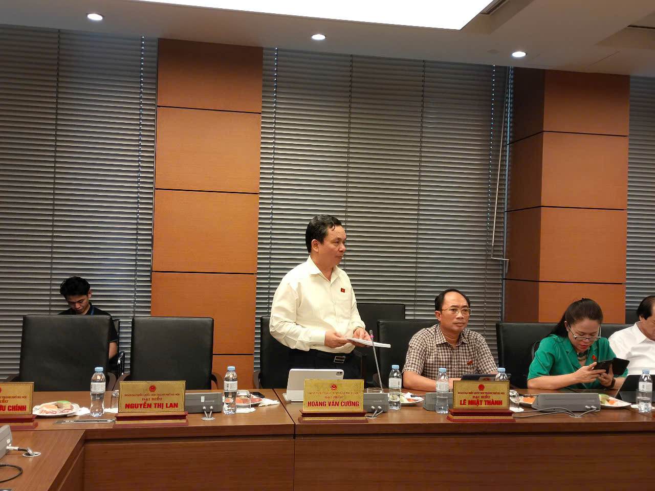 Đại biểu Ho&agrave;ng Văn Cường: Việc lập một dự &aacute;n đầu tư phải đ&aacute;nh gi&aacute; nhu cầu thị trường, c&aacute;c yếu tố t&aacute;c động, nguồn lực, từ đ&oacute; mới c&oacute; thể x&aacute;c định phạm vi, quy m&ocirc; v&agrave; t&iacute;nh chất dự &aacute;n. Như thế, dự &aacute;n đầu tư chỉ được xuất hiện khi c&oacute; nhu cầu đầu tư v&agrave; cơ quan sẵn s&agrave;ng đầu tư. Trong qu&aacute; tr&igrave;nh x&acirc;y dựng cho 5-10 năm sau th&igrave; kh&ocirc;ng thể đ&aacute;nh gi&aacute;, c&oacute; danh mục dự &aacute;n cụ thể. Do đ&oacute;, kh&ocirc;ng n&ecirc;n quy định danh mục dự &aacute;n đầu tư ưu ti&ecirc;n m&agrave; chỉ quy định c&aacute;c định hướng ưu ti&ecirc;n đầu tư.