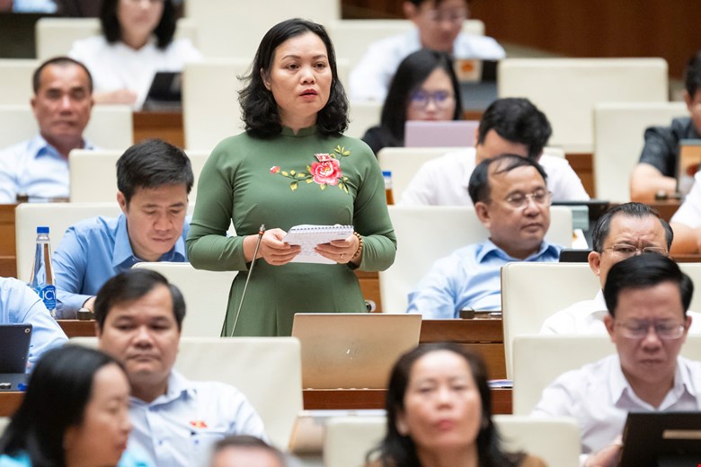 Đại biểu Huỳnh Thị Ph&uacute;c, đo&agrave;n B&agrave; Rịa- Vũng T&agrave;u ph&aacute;t biểu tại hội trường.