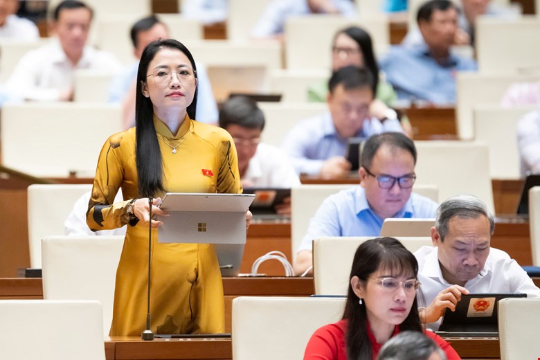 Đại biểu Trần Kh&aacute;nh Thu, đo&agrave;n Th&aacute;i B&igrave;nh.