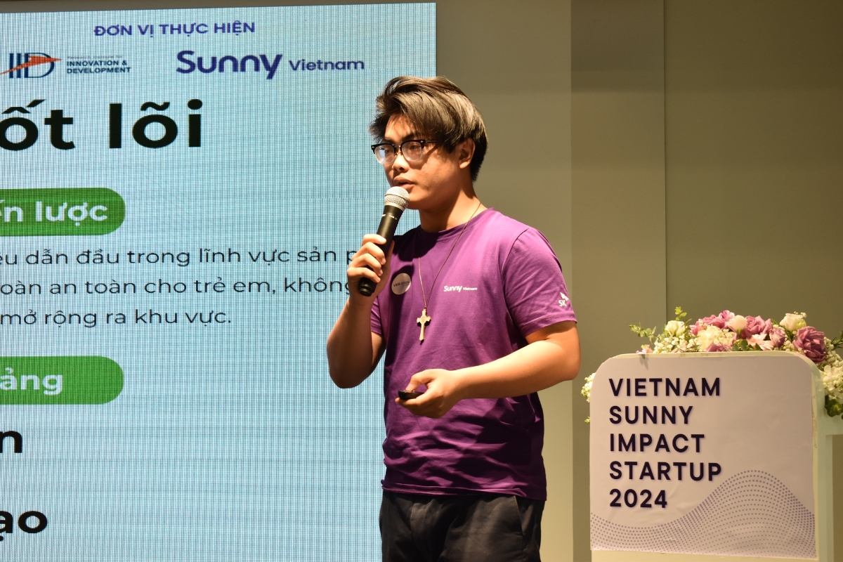 Đại diện nh&oacute;m BINKS thuộc Viện Nghi&ecirc;n cứu v&agrave; Đ&agrave;o tạo Việt &ndash; Anh, Đại học Đ&agrave; Nẵng, giới thiệu dự &aacute;n. BINKS ph&aacute;t triển mực viết v&agrave; m&agrave;u vẽ từ anthocyanin chiết xuất từ thực vật, cho độ bền m&agrave;u cao, khả năng kh&ocirc; nhanh v&agrave; chi ph&iacute; thấp hơn so với sản phẩm c&ocirc;ng nghiệp hiện c&oacute;.