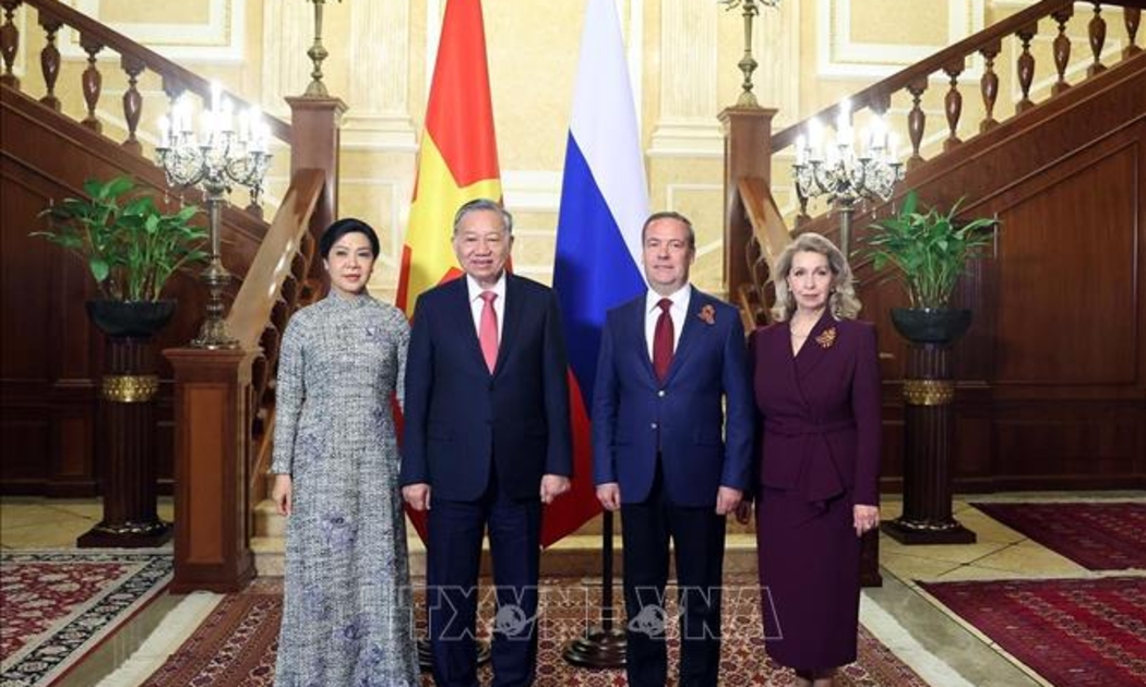Tổng Bí thư Tô Lâm và Phu nhân với Chủ tịch Đảng nước Nga Thống nhất, Phó Chủ tịch Hội đồng An ninh Liên bang Nga Dmitry Medvedev và Phu nhân - Ảnh: TTXVN