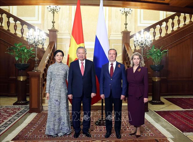 Tổng Bí thư Tô Lâm và Phu nhân với Chủ tịch Đảng nước Nga Thống nhất, Phó Chủ tịch Hội đồng An ninh Liên bang Nga Dmitry Medvedev và Phu nhân - Ảnh: TTXVN