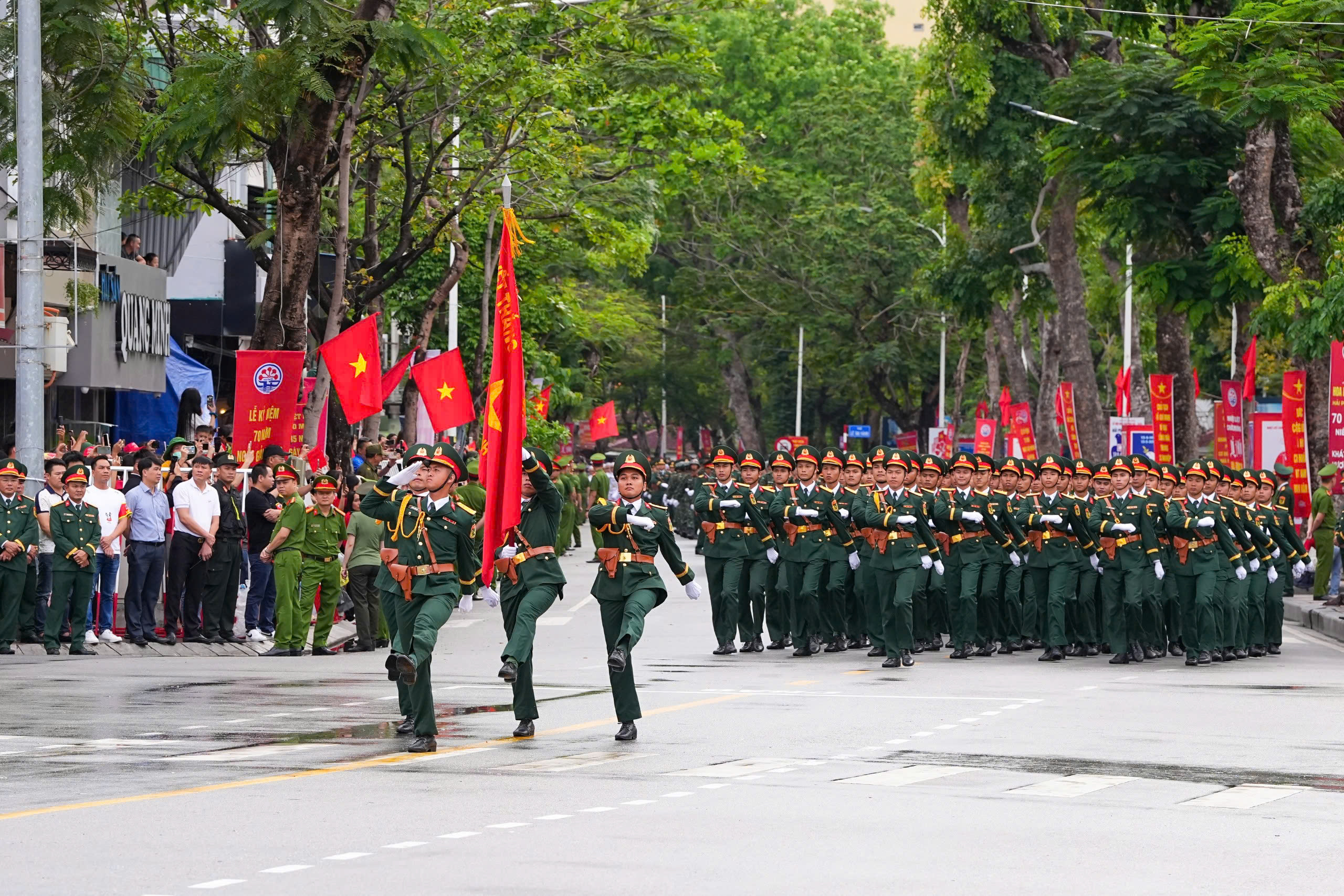 Chương tr&igrave;nh Duyệt đội ngũ v&agrave; Diễu h&agrave;nh quần ch&uacute;ng được tổ chức với mục đ&iacute;ch biểu dương đội ngũ, sự trưởng th&agrave;nh của c&aacute;c lực lượng