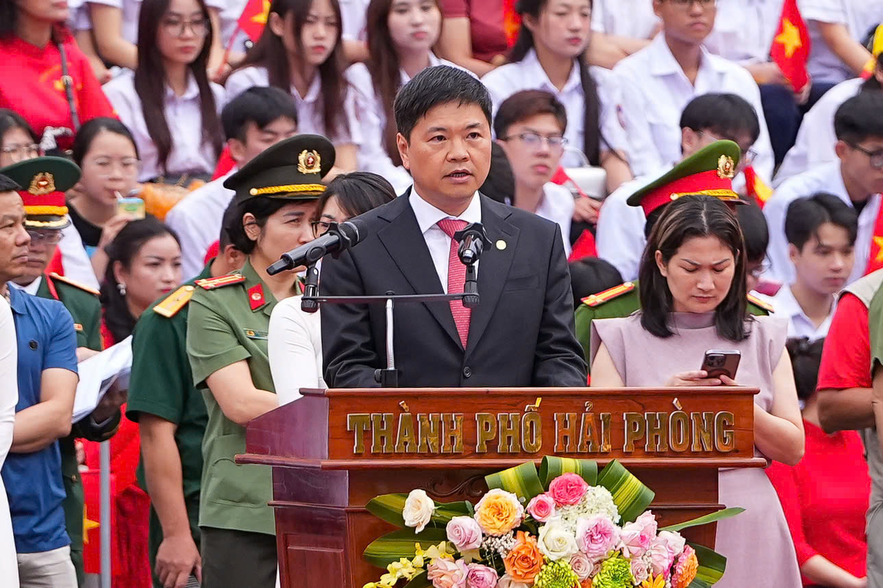 Phó Chủ tịch UBND thành phố Hoàng Minh Cường phát biểu khai mạc chương trình