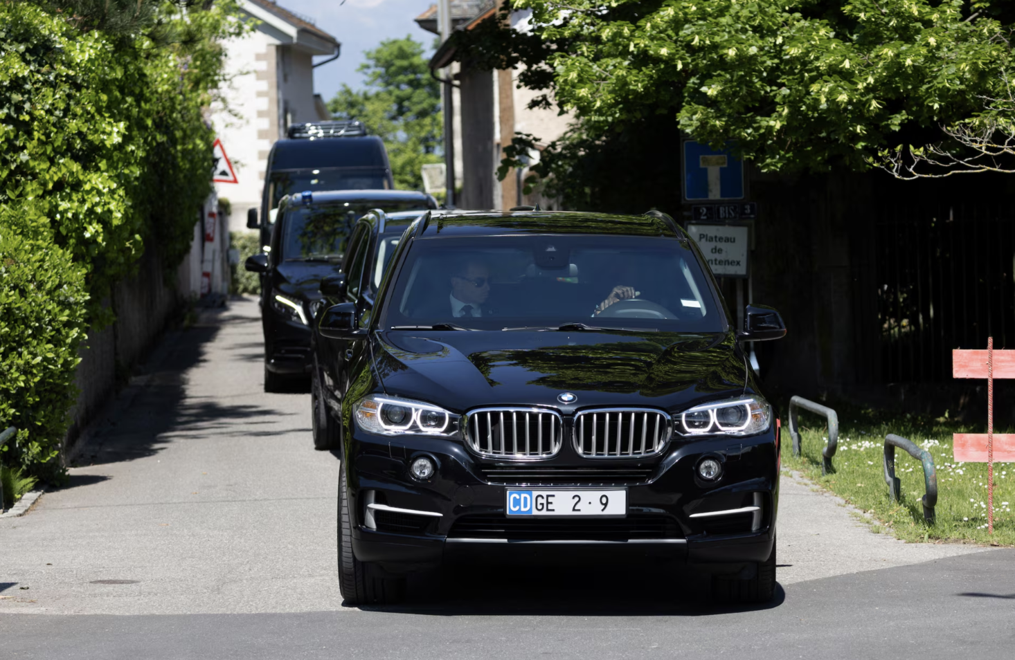 Xe chở Bộ trưởng Bộ T&agrave;i ch&iacute;nh Mỹ Scott Bessent rời địa điểm diễn ra đ&agrave;m ph&aacute;n thương mại Mỹ - Trung ở Geneva, Thụy Sỹ ng&agrave;y 10/5 - Ảnh: Reuters.