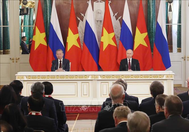 Chiều 10/5 (giờ địa phương), Tổng B&iacute; thư T&ocirc; L&acirc;m v&agrave; Tổng thống V.Putin đ&atilde; ph&aacute;t biểu với b&aacute;o ch&iacute; - Ảnh: TTXVN