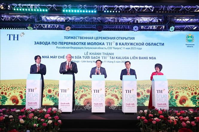 C&aacute;c đại biểu thực hiện nghi thức kh&aacute;nh th&agrave;nh Nh&agrave; m&aacute;y chế biến sữa tươi sạch TH của Tập đo&agrave;n TH tại tỉnh Kaluga, Li&ecirc;n bang Nga - Ảnh: TTXVN