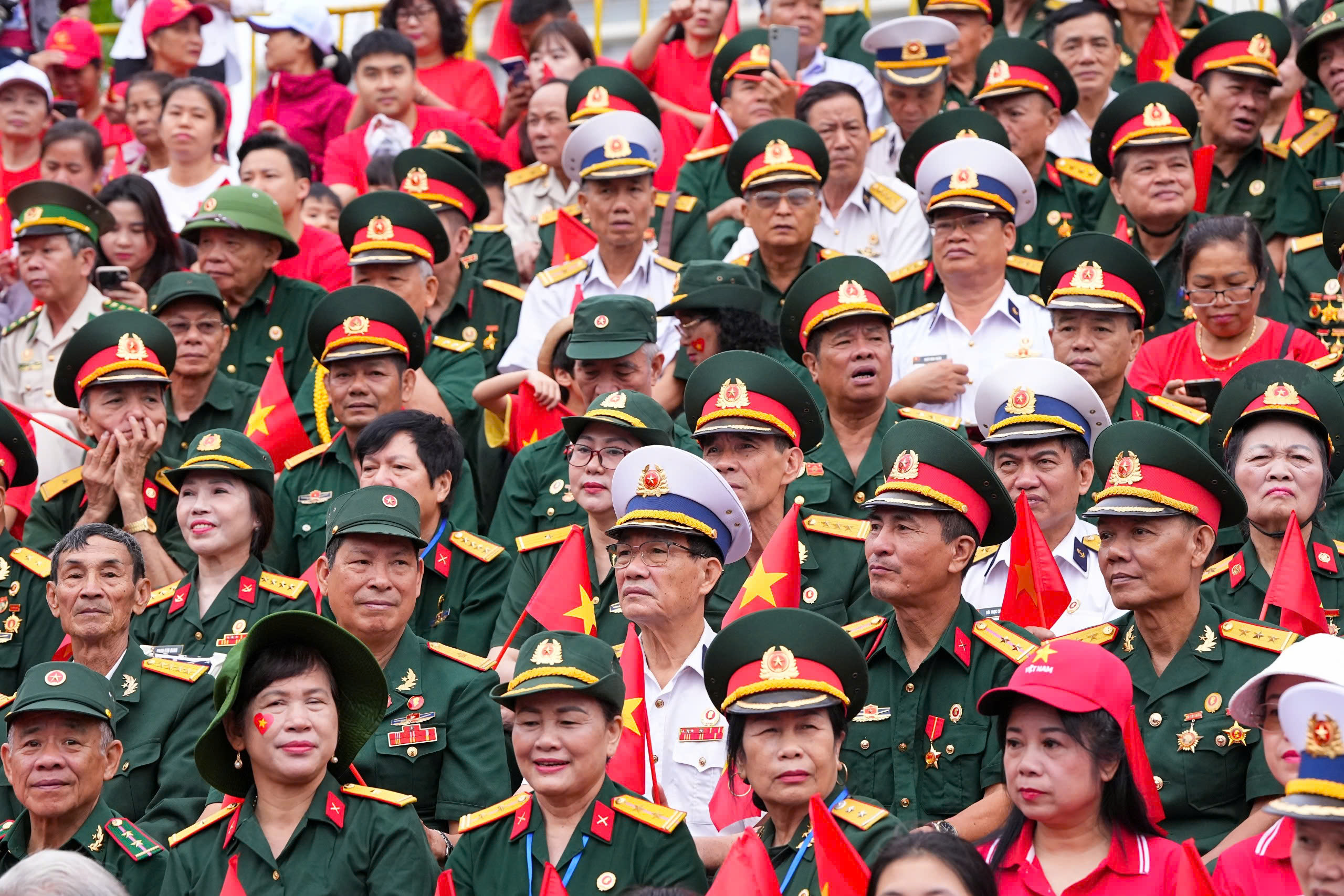 C&aacute;c cựu chiến binh tham dự lễ&nbsp;duyệt đội ngũ, diễu h&agrave;nh quần ch&uacute;ng&nbsp;