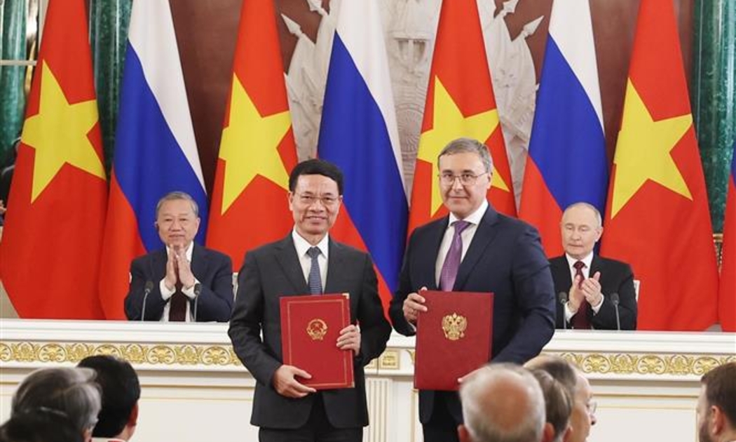 Tổng Bí thư Tô Lâm và Tổng thống Vladimir Putin chứng kiến trao Thỏa thuận giữa hai Bộ Khoa học và Công nghệ về hợp tác cùng tuyển chọn các đề tài, dự án nghiên cứu khoa học và công nghệ Việt - Nga. Ảnh: TTXVN