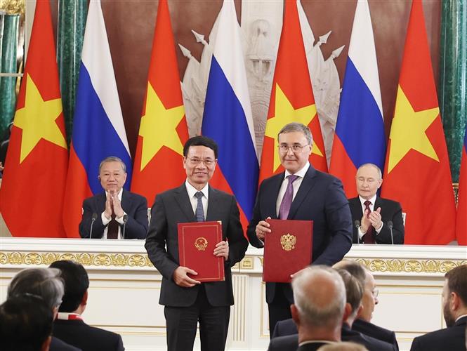 Tổng Bí thư Tô Lâm và Tổng thống Vladimir Putin chứng kiến trao Thỏa thuận giữa hai Bộ Khoa học và Công nghệ về hợp tác cùng tuyển chọn các đề tài, dự án nghiên cứu khoa học và công nghệ Việt - Nga. Ảnh: TTXVN