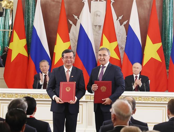 Tổng Bí thư Tô Lâm và Tổng thống Vladimir Putin chứng kiến trao Hiệp định giữa 2 Chính phủ về thành lập và hoạt động của Trung tâm tiếng Nga mang tên Pushkin - Ảnh: TTXVN