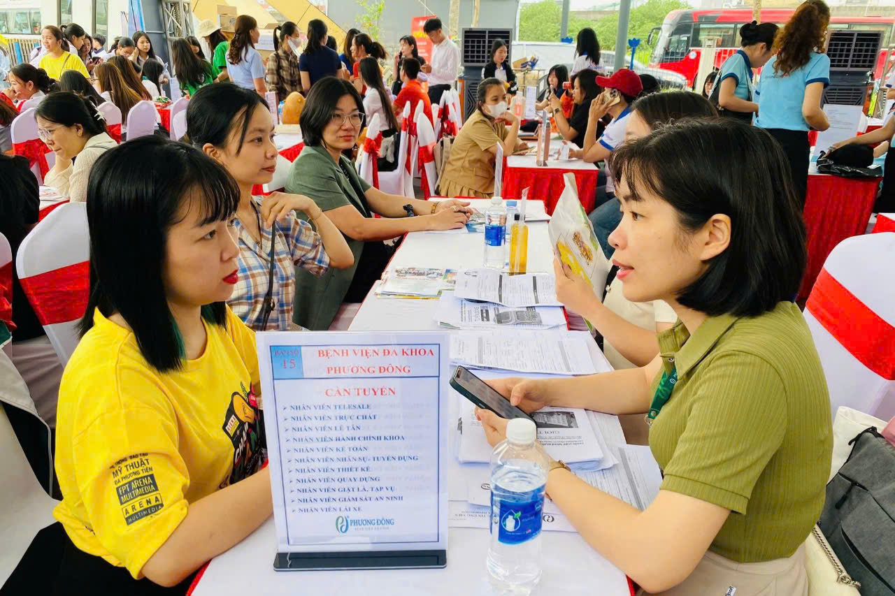 Các doanh nghiệp tham gia tuyển dụng lao động. Ảnh: Thanh Hải.