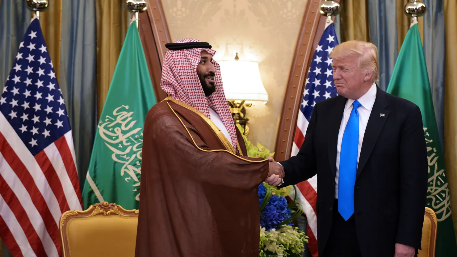 Tổng thống Mỹ Donald Trump (phải) và Thái tử Arabia Saudi Mohammad bin Salman al-Saud trong cuộc gặp ở Riyadh ngày 20/5/2017 - Ảnh: Getty Images