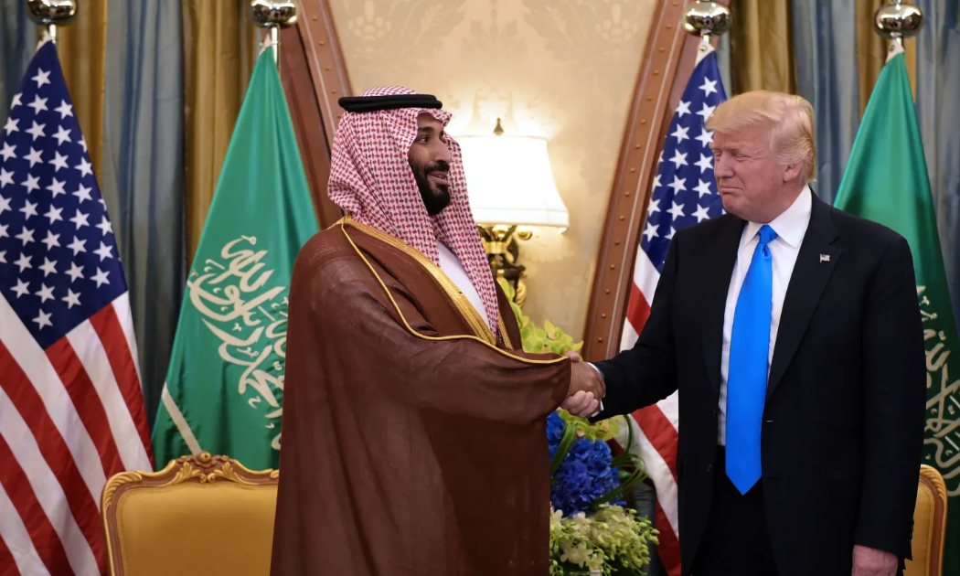 Tổng thống Mỹ Donald Trump (phải) và Thái tử Arabia Saudi Mohammad bin Salman al-Saud trong cuộc gặp ở Riyadh ngày 20/5/2017 - Ảnh: Getty Images
