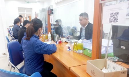 Giải quyết hồ sơ hưởng bảo hiểm thất nghiệp cho người lao động. Ảnh: Thu Hằng.