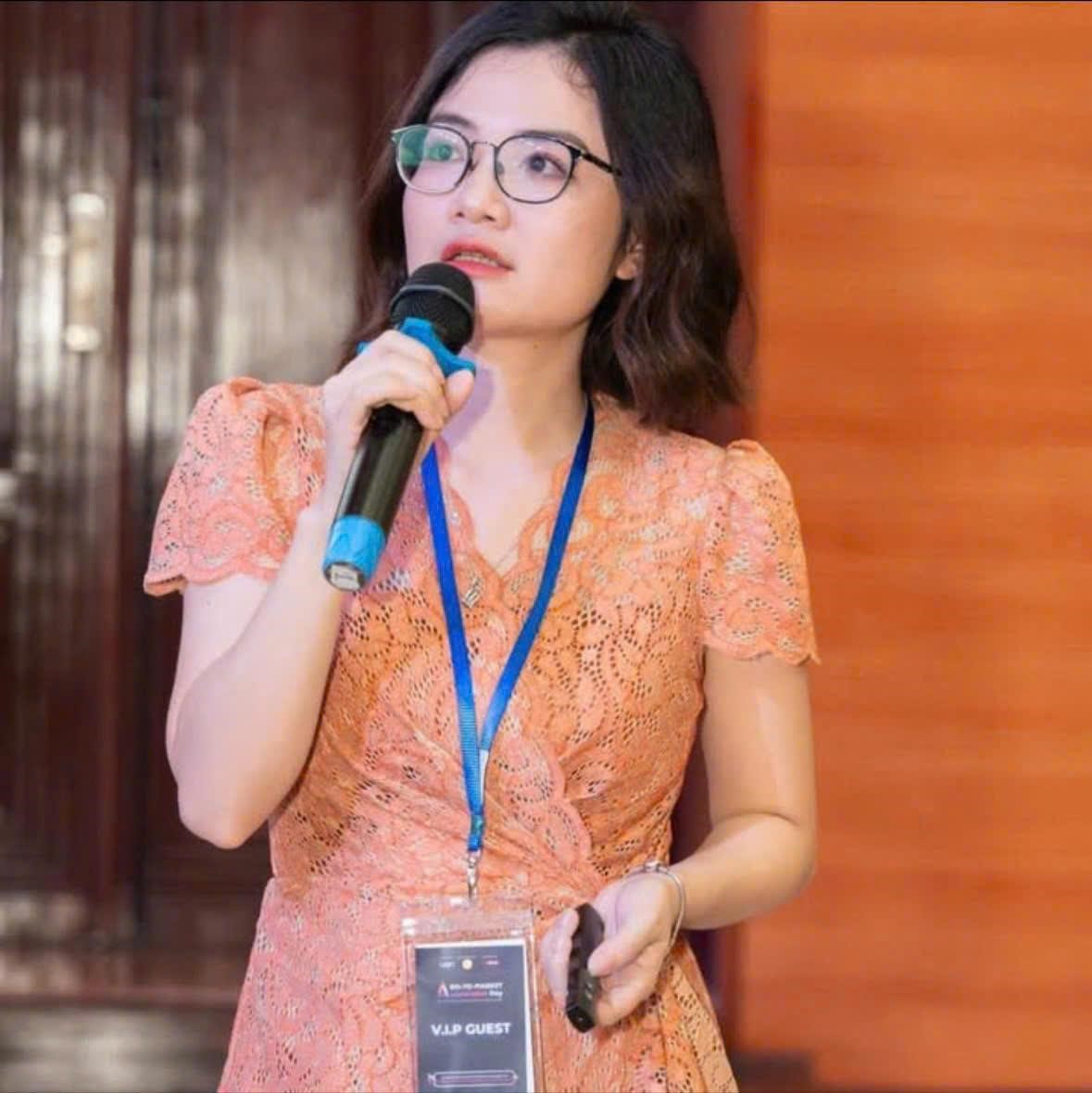 Mrs Dương Nga, Founder & CEO Inception Agency, diễn thuyết về đa kênh trong sự kiện.